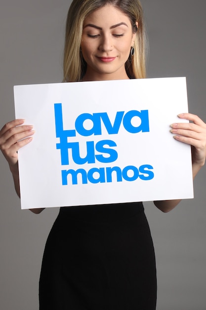 Lava tus manos (Мойте руки по-испански) против коронавируса, covid-19, 2019-ncov, sars-CoV-2. Угроза пандемического вируса.