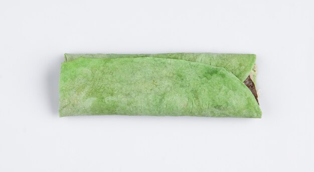 Lavash van groen deeg geïsoleerd op witte achtergrond