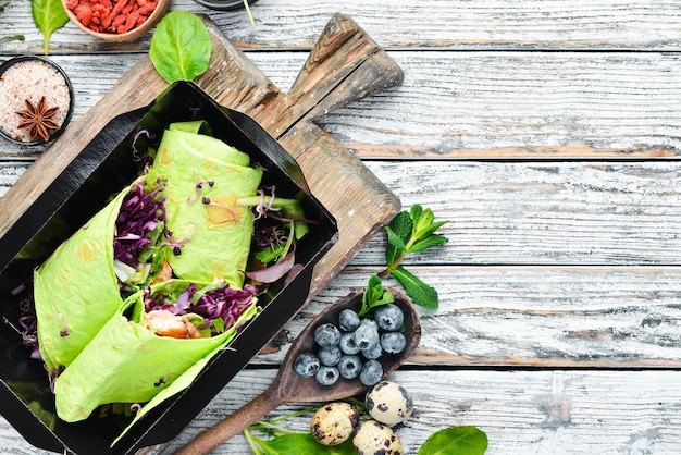 サーモンと野菜のラヴァッシュとほうれん草のレストランの料理の配達トップビューテキスト用の空きスペース