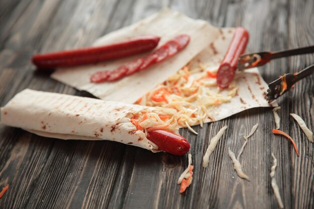 Foto lavash con salsiccia piccante e verdurefoto con spazio per la copia