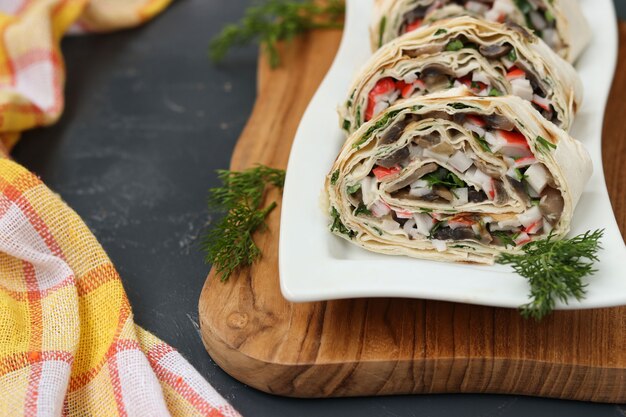 Lavashbroodje met champignons, krabstokken en kaas, feestelijk voorgerecht, close-up