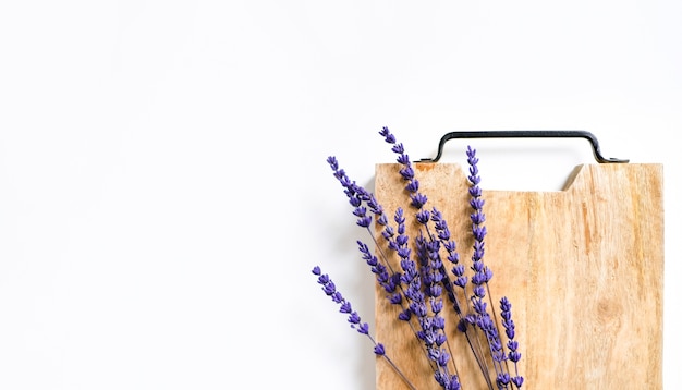 Lavendel bloeit takken op een houten bord met ruimte voor tekst. Bovenaanzicht, plat gelegd.