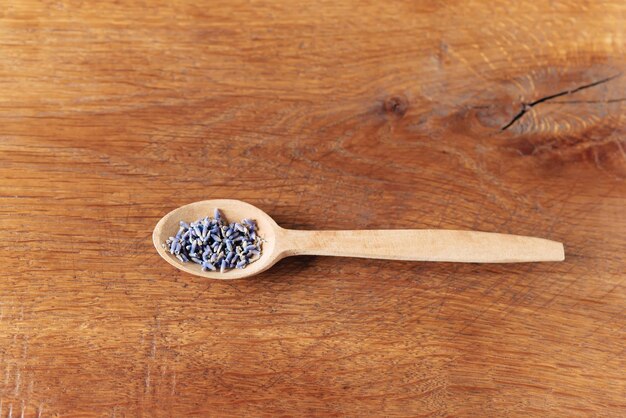 Lavendel bloemen. Gedroogde lavendel in een houten lepel. Plant goed voor aromatherapie, spa, etherische olie