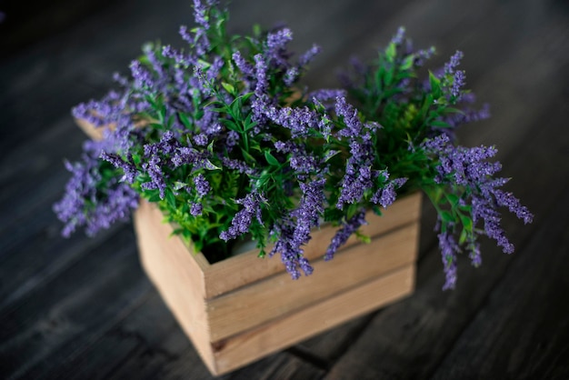 Lavendel bloemen in een mand