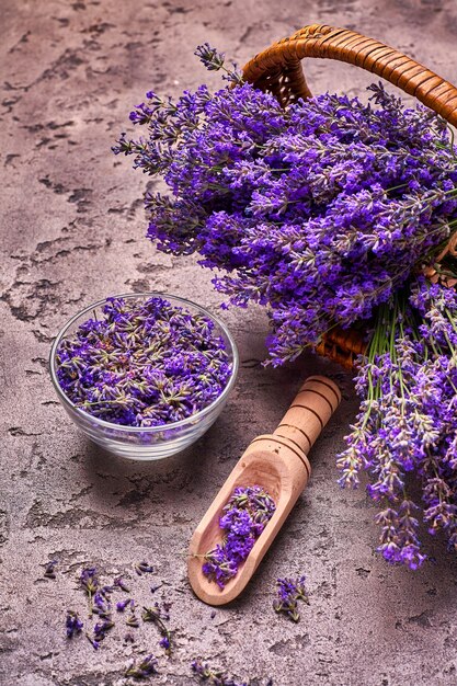 Lavendel bloemen in mand op grijze betonnen ondergrond. bovenaanzicht.