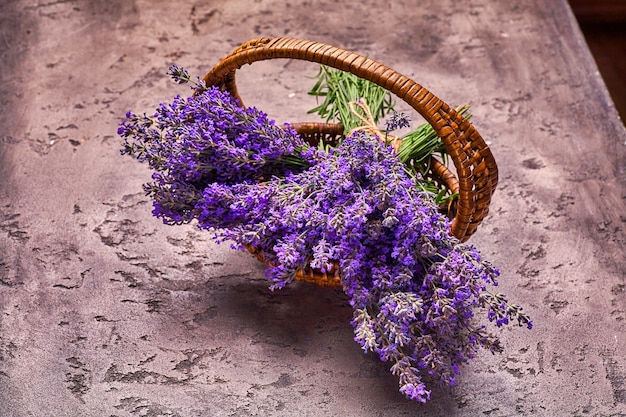 Lavendel bloemen in mand op grijze betonnen ondergrond. Bovenaanzicht.