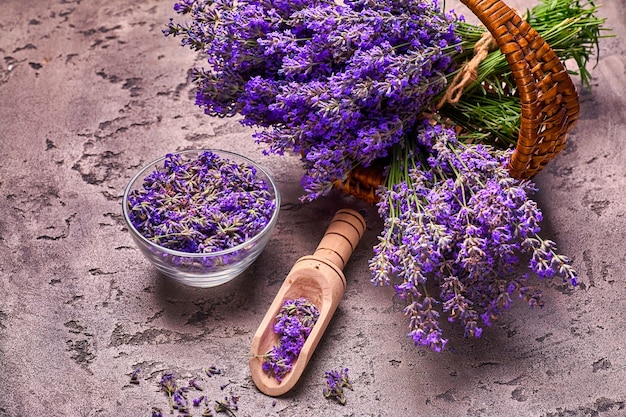 Lavendel bloemen in mand op grijze betonnen ondergrond. Bovenaanzicht.