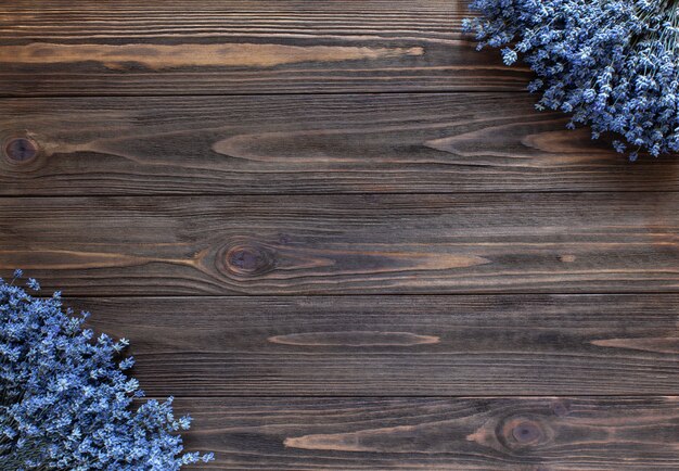 Lavendel bloemen op donkere houten tafel