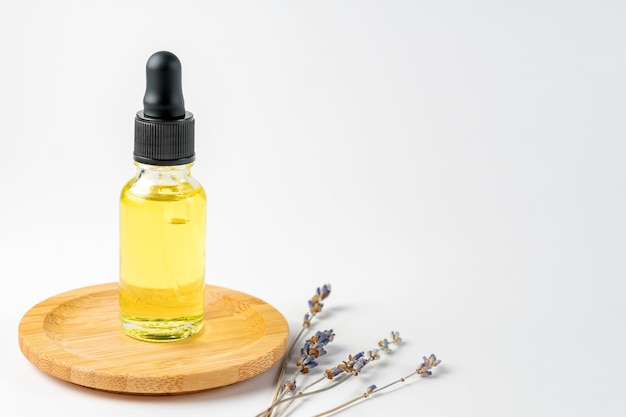 Lavendel etherische olie of serum met lavendel extract op witte achtergrond. eco-vriendelijke natuurlijke cosmetische achtergrond. kopieer ruimte voor uw ontwerp.