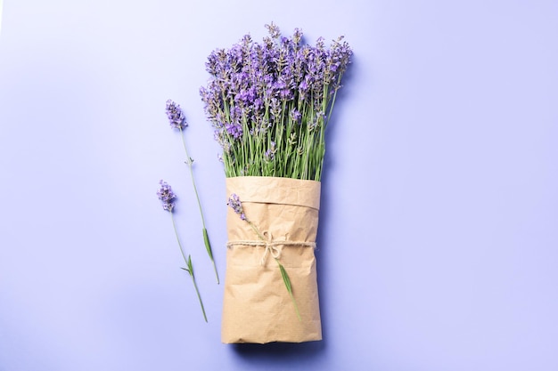 Lavendel in kraftpapier op violette achtergrond