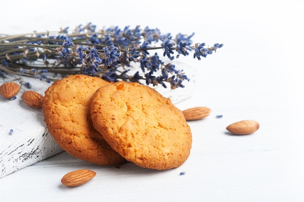 Lavendel koekjes op rustieke snijplank op wit