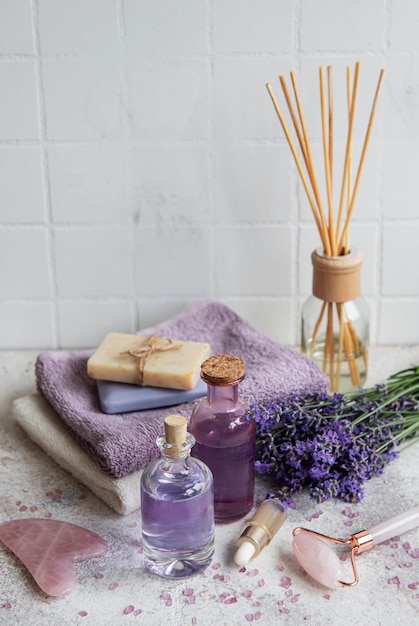 Lavendel kuuroord. Etherische oliën, zeezout, handdoeken en handgemaakte zeep. Natuurlijke kruidencosmetica met lavendelbloemen