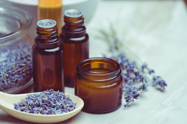 Lavendel lichaamsverzorgingsproducten. Aromatherapie, spa en natuurlijke gezondheidszorgconcept