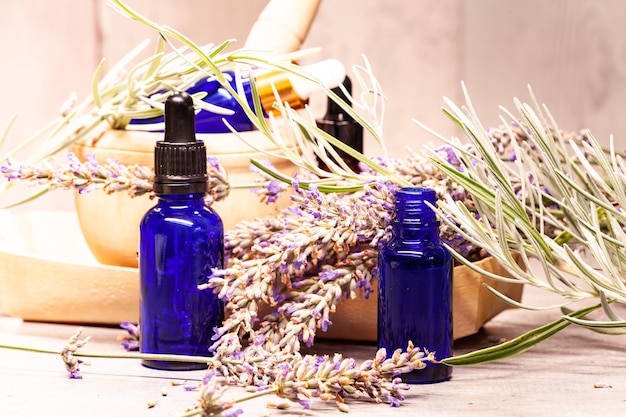 Lavendel-mortier en stamper en flessen etherische oliën voor aromatherapie