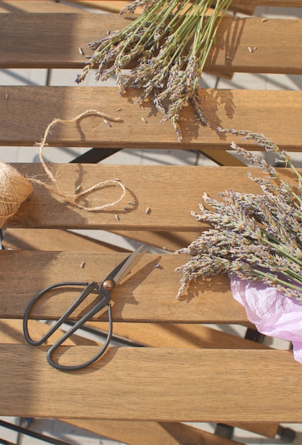 Lavendel oogsten Lavendel bos op houten tafel met zonlicht Aromatherapie Traditionele geneeskunde