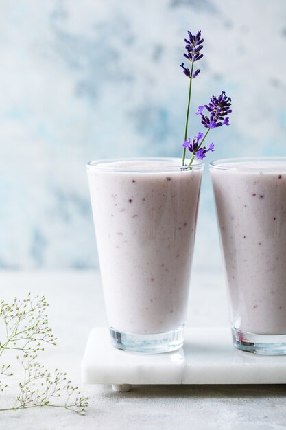 Lavendel smoothie met kokosmelk, bosbes. Veganistische drank