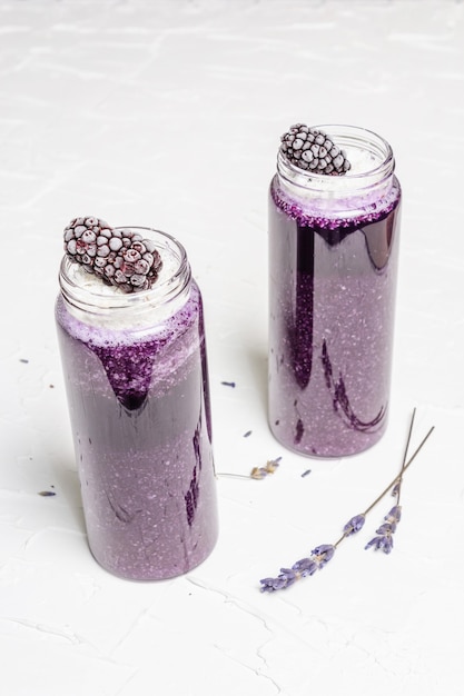 Lavendel smoothie met kokosvlokken en bevroren bramen