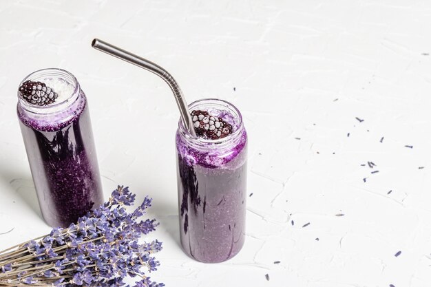 Lavendel smoothie met kokosvlokken en bevroren bramen