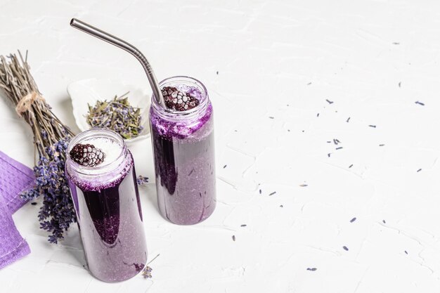 Lavendel smoothie met kokosvlokken en bevroren bramen