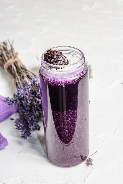 Lavendel smoothie met kokosvlokken en bevroren bramen