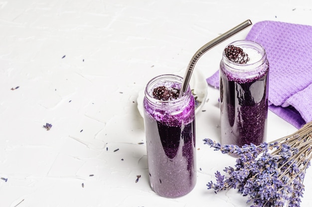 Lavendel smoothie met kokosvlokken en bevroren bramen