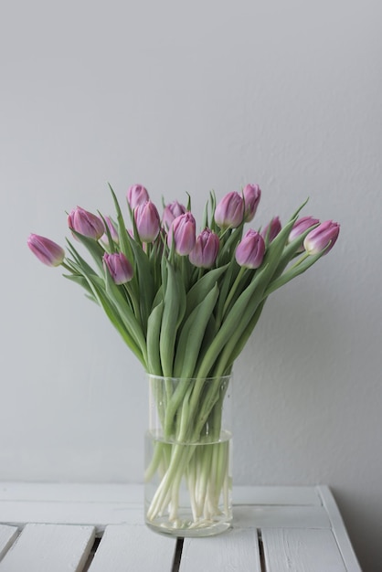 Lavendel tulpen in een vaas