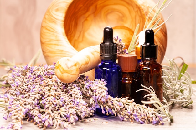 Lavendel vijzel en stamper en flessen etherische oliën voor aromatherapie