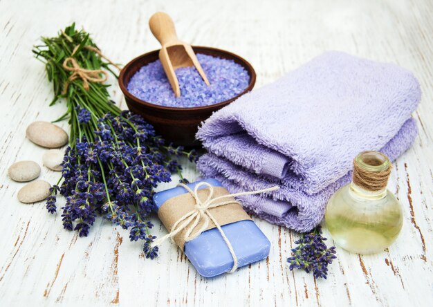 Lavendel, zeezout en massageolie