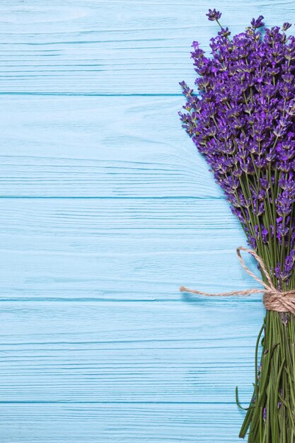 Lavendelboeket op een blauwe achtergrond