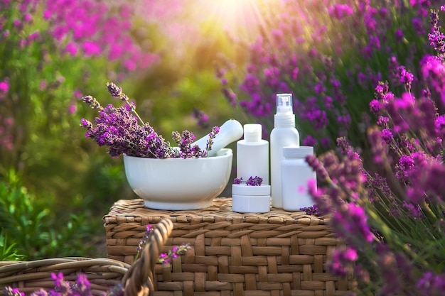 Lavendelcosmetica in een veld met bloemen Selectieve focus