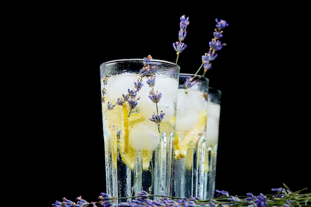 Lavendellimonade met citroen en ijs