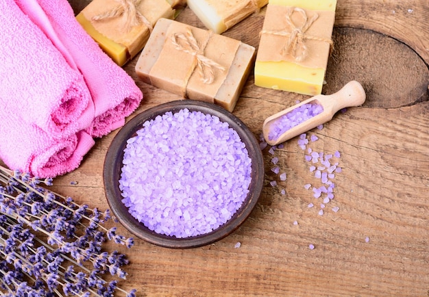 Lavendelzeep en zout op rustiek houten bord Kuuroordconcept