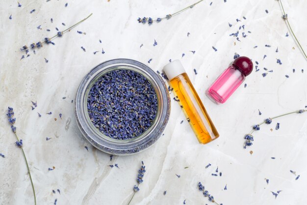 Prodotti per la cura del corpo alla lavanda. aromaterapia, spa e concetto di assistenza sanitaria naturale