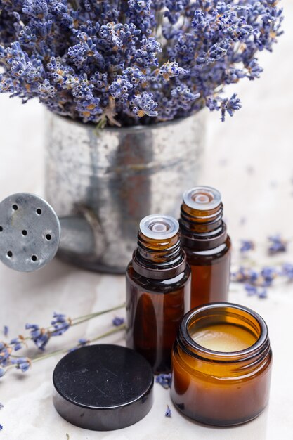 Prodotti per la cura del corpo alla lavanda, spa e concetto di assistenza sanitaria naturale