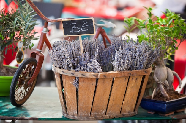 Mazzi di lavanda che vendono in un mercato francese all'aperto