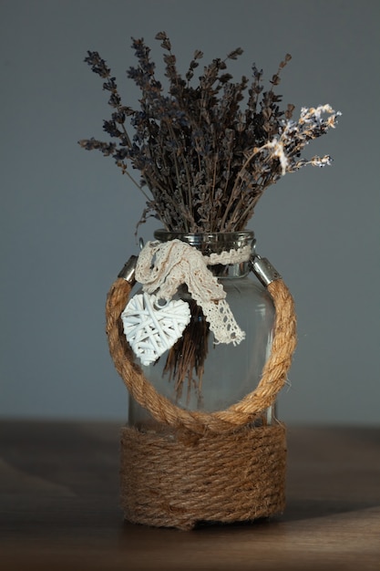 ジュートの装飾が施された花瓶のラベンダードライブーケ