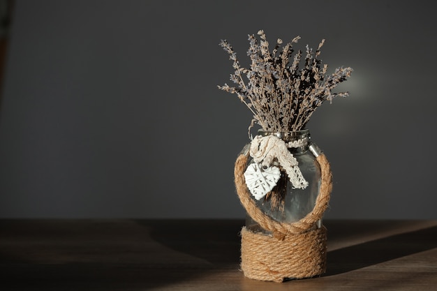 Mazzo di lavanda essiccato in vaso con decoro in juta