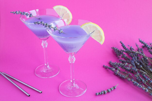 Photo lavender drink with lemon in martini glasses