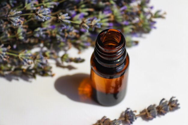 Primo piano dell'olio essenziale di lavanda cosmetico naturale per viso e corpo aromaterapia messa a fuoco selettiva