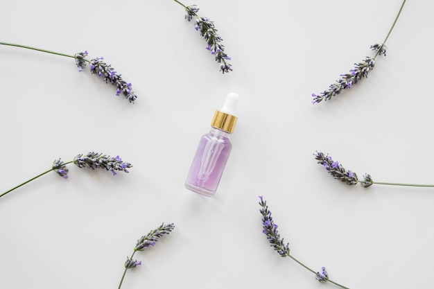 Photo lavender flowers and bottle of petals