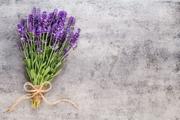 Photo lavender flowers, bouquet on rustic background, overhead.