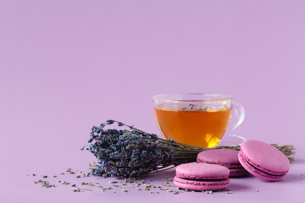 Tè verde alla lavanda su sfondo rosa