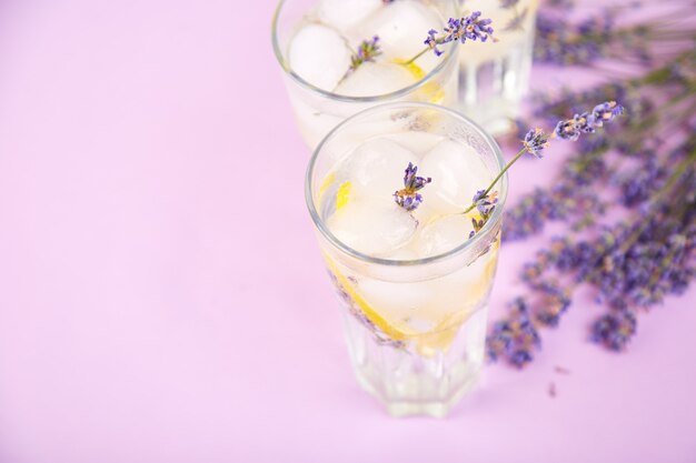 Foto limonata alla lavanda con limone e ghiaccio