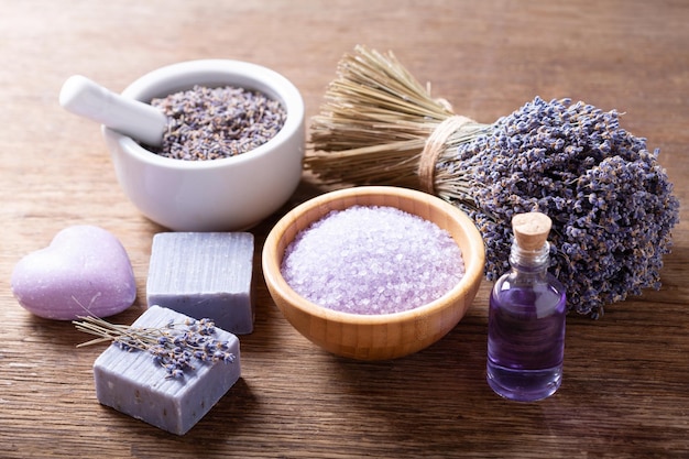 Lavender's spa producten met gedroogde lavendelbloemen