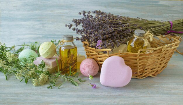 青い木製の背景にラベンダー石鹸とラベンダーの花自然化粧品スパボディケア
