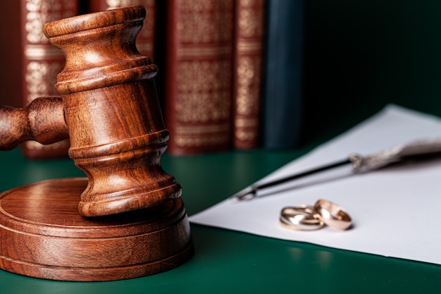 Закон молоток и обручальные кольца на столе