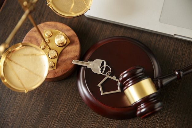 Photo law and justice, legality concept, law library, judge gavel andold vintage key on a black wooden background.