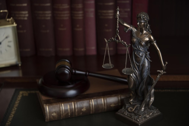 Концепция юриста и нотариуса Статуя правосудия крупным планом