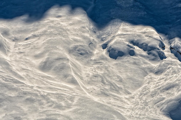 Lawine sneeuw glijbaan in de Dolomieten bergen