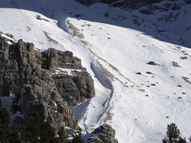 Lawine sneeuwverschuiving in dolomieten sneeuwpanorama val badia armentara